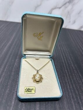 Vintage Cameo Pendant Necklace Cultured Pearl Gold Tone Chain Oval Cameo